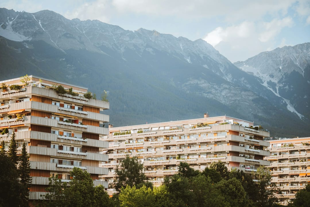 Wohnhäuser vor einer Bergkette
