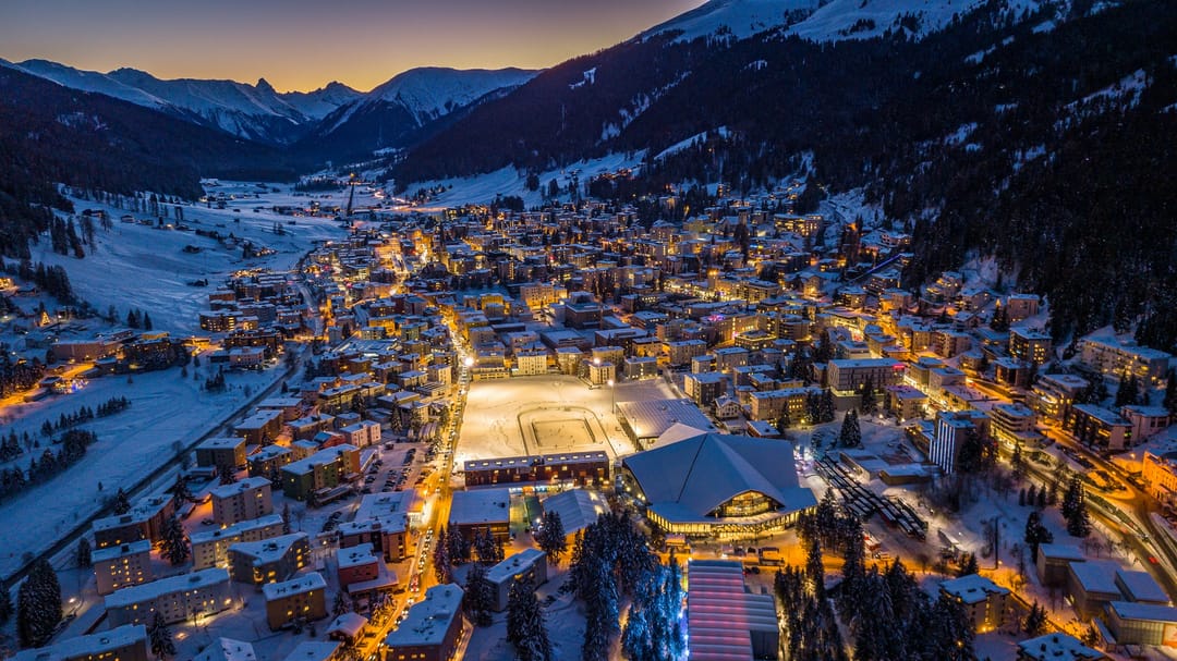 Davos in der Abenddämmerung, von oben gesehen