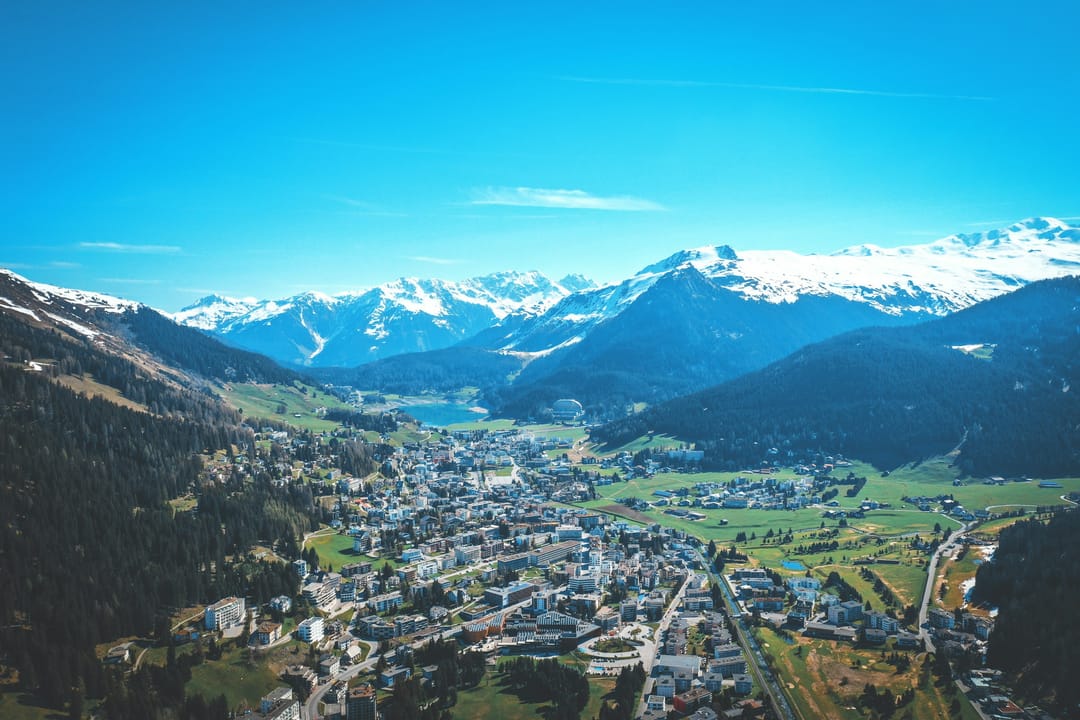 Blick über Davos und den Davosersee im Sommer